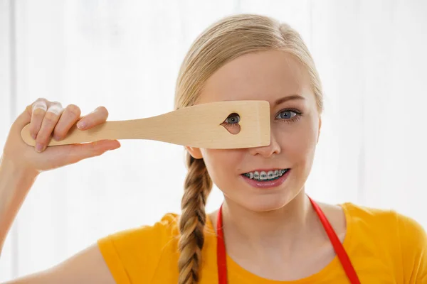 Donna Felice Possesso Spatola Cucina Legno Con Cuore Simbolo Amore — Foto Stock