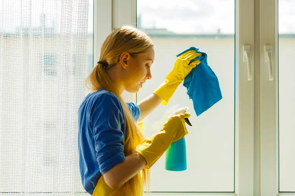 Sarı Eldivenli Mavi Paçavra Sprey Deterjanıyla Pencereyi Temizleyen Genç Kadın — Stok fotoğraf