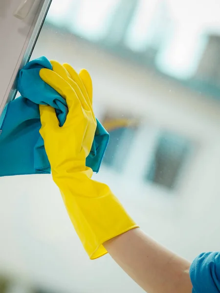 用蓝色抹布和喷雾剂擦拭窗户的雌性手 春季清洁 家务活概念 — 图库照片