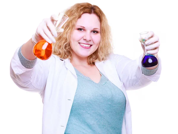 科学和教育 学校实验室的科学家 快乐的女孩拿着装有液体的化学瓶 烧杯的学生生物学实验 样本公式 化学研究结果 — 图库照片