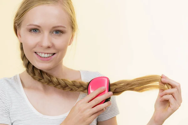 Ragazza Bionda Con Lunghi Capelli Treccia Spazzola Ragazza Prendersi Cura — Foto Stock