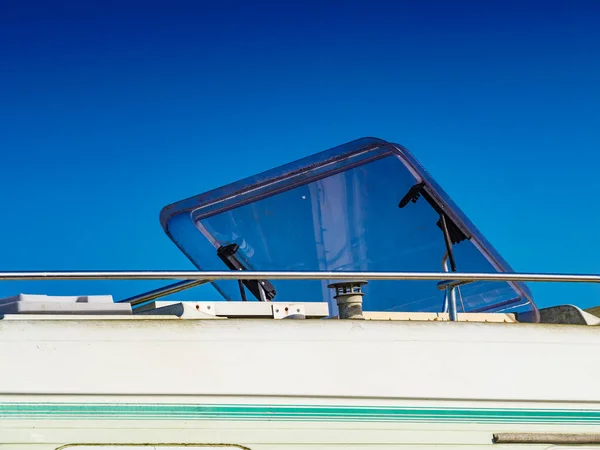 Střecha Střechy Vyvýšené Okno Střeše Karavanu Proti Modré Obloze Cestování — Stock fotografie