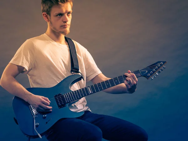 Joven Barbudo Con Guitarra Eléctrica Persona Adulta Sostiene Instrumento Toca —  Fotos de Stock