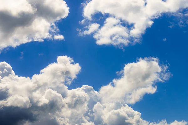 夏日阳光普照的蓝天上的大白云 — 图库照片
