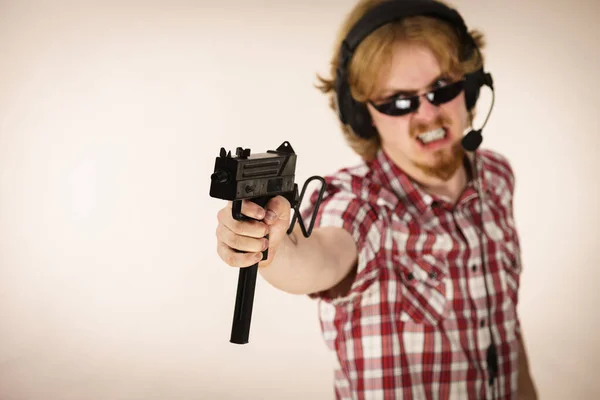 Nerd Friki Joven Adulto Hombre Jugando Videoconsola Sosteniendo Pistola Con —  Fotos de Stock