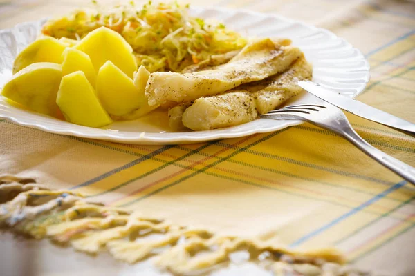 Comida Lista Deliciosa Cena Carne Pescado Con Ensalada Papas Mesa —  Fotos de Stock