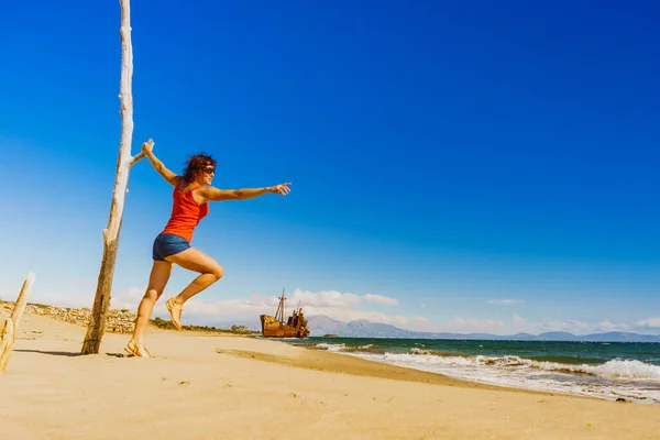 Travel Freedom Mature Tourist Woman Beach Enjoying Summer Vacation Old — Stock Photo, Image