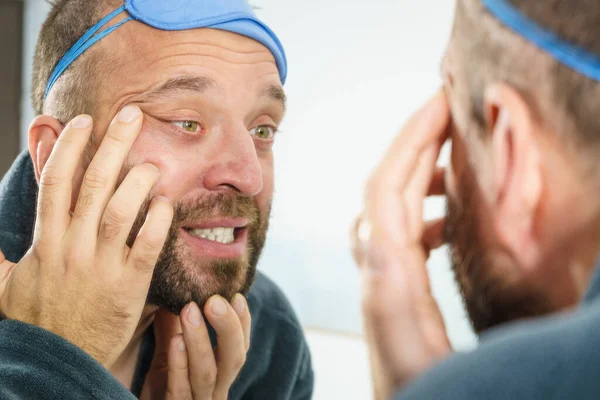 Hombre Adulto Investigando Sus Arrugas Cara Tipo Después Despertarse Mirándose —  Fotos de Stock