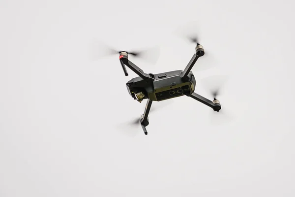 Dron Latający Nad Tłem Nieba Zdjęcia Wideo — Zdjęcie stockowe