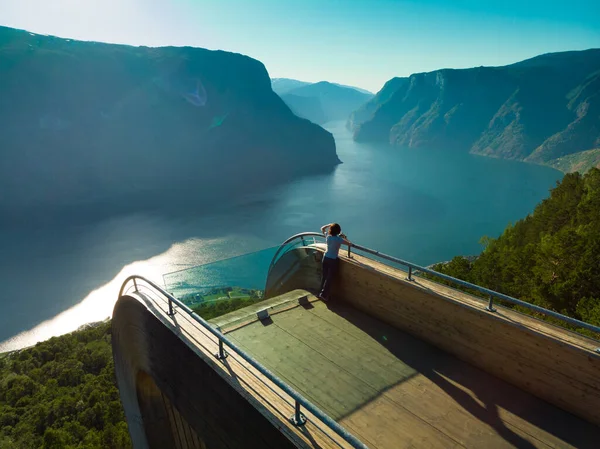 从Stegastein观景台欣赏Aurlandsfjord风景的女游客 挪威斯堪的纳维亚半岛 国家旅游路线Aurlandsfjellet — 图库照片