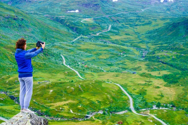 旅游妇女喜欢山地风景 用相机拍摄旅行照片 挪威Sognefjellet国家旅游风景线55 — 图库照片