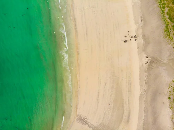 Uppifrån Och Ner Klarblått Turkost Vatten Med Vit Sand Havsstrand — Stockfoto