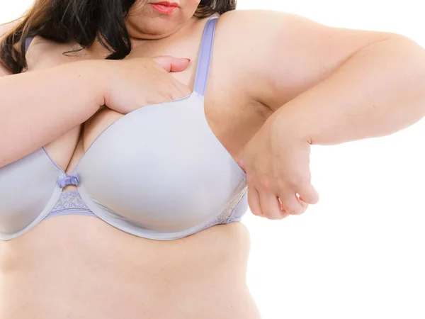 プラスサイズの脂肪成熟した女性は 白の上に ブラジャーを着て ランジェリー姿の女性の乳房 ボスム 編み込みと下着の概念 — ストック写真
