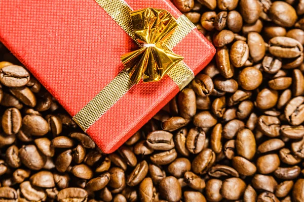 Red Small Gift Box Bow Roasted Brown Coffee Beans Background — Stock Photo, Image