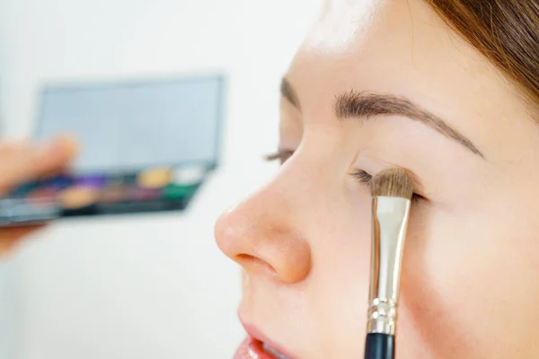 Obličej Make Malíř Nanáší Stíny Modelové Oko Kosmetické Kosmetické Procedury — Stock fotografie
