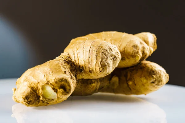 Ginger Fresh Root White Plate Black Background Healthy Eating — Stock Photo, Image