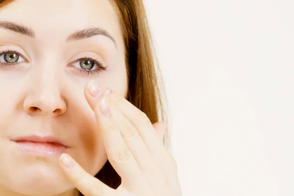 Jonge Vrouw Bruin Haar Zonder Make Natuurlijke Schoonheid Zuiverheid Huidverzorging — Stockfoto