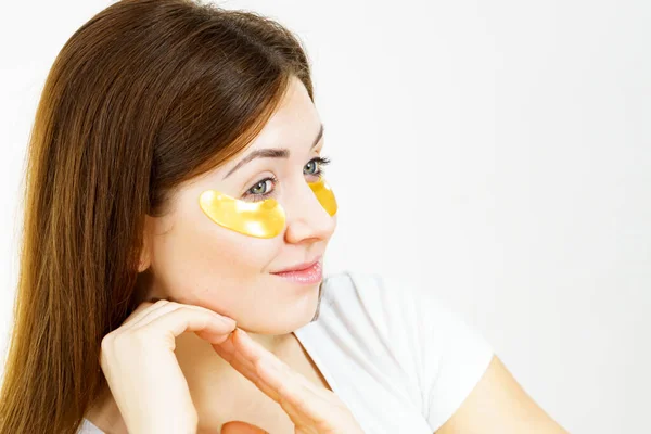 Junge Frau Mit Goldenen Kollagenflecken Unter Den Augenpolstern Maske Entfernt — Stockfoto