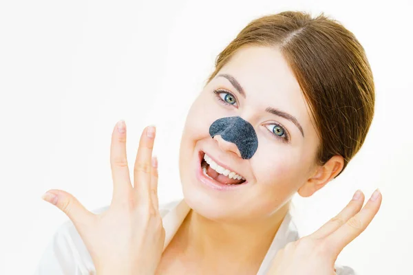 Γυναίκα Που Εφαρμόζει Λωρίδες Καθαρισμού Στη Μύτη Χρησιμοποιώντας Υφασμάτινη Μάσκα — Φωτογραφία Αρχείου