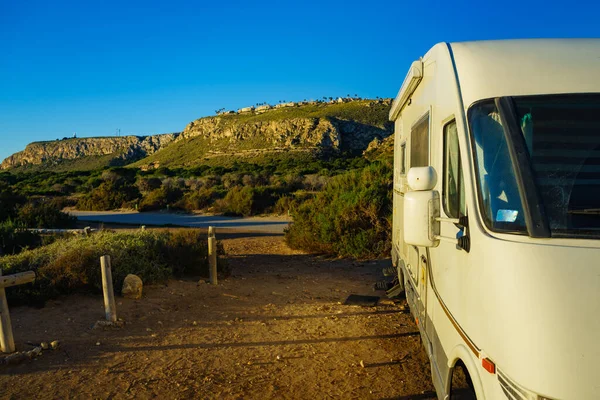 Kamper Pojazd Rekreacyjny Wybrzeżu Morza Śródziemnego Hiszpanii Kemping Plaży Natury — Zdjęcie stockowe