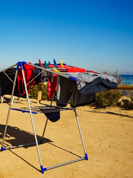 Camping Stranden Äventyrskoncept Kläder Hängande För Att Torka Tvättlina Utomhus — Stockfoto