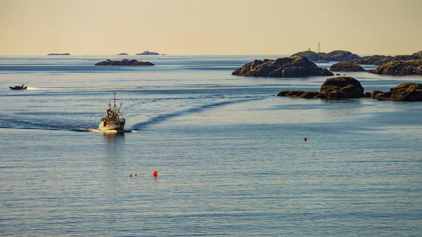 Seascape Com Barco Pesca Lofoten Arquipélago Noruega — Fotografia de Stock