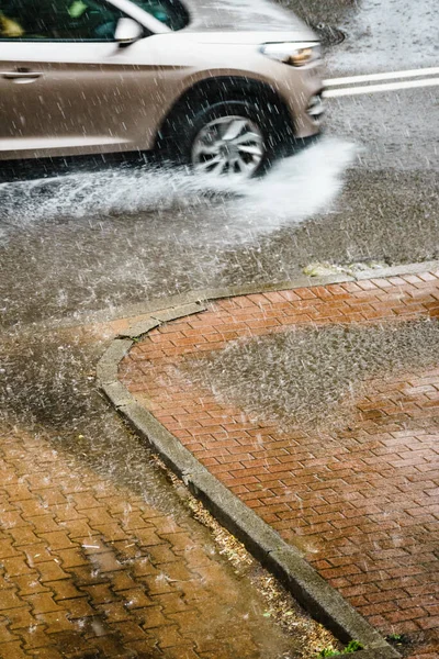 Deszcz Mieście Samochód Jadący Ulicy Podczas Ulewy Rozpryski Wody Rozlewy — Zdjęcie stockowe