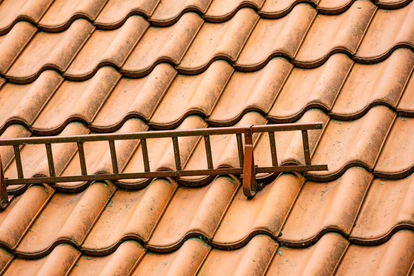 Rote Ziegeldächer Mit Schneekanonen Schutzplanke Detail Haus — Stockfoto
