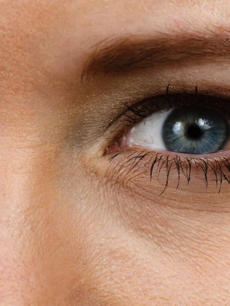 Närbild Kvinnliga Ögon Med Blå Iris — Stockfoto