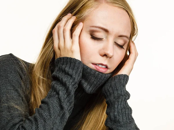 忧伤的年轻女子 长发少女 穿着温暖的毛衣 陷入沉思 秋天的悲伤温暖的冬衣 寒冷季节 — 图库照片