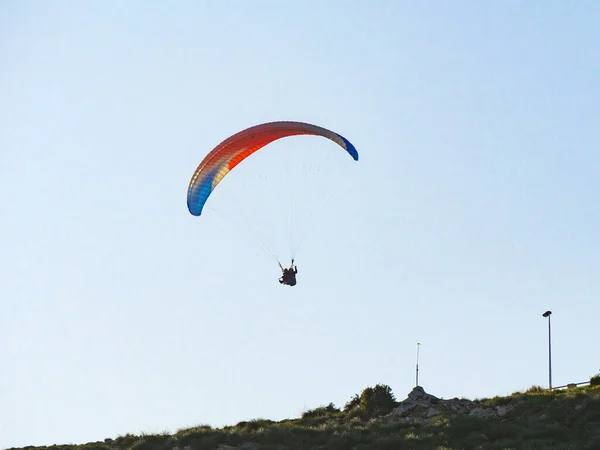 パラグライディング 極端なスポーツだ 青い空を舞うパラグライダーのシルエット スペイン アリカンテ サンタ ポラ地域 — ストック写真