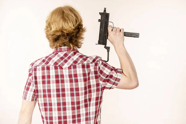 Mladý Nepoznatelný Muž Stojící Pozpátku Zbraní Ruce Soukromé Zbraně Bezpečnostní — Stock fotografie