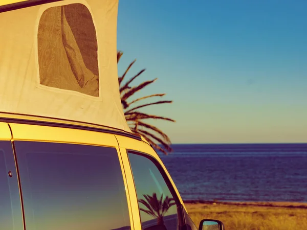 Samochód Kempingowy Namiotem Dachu Wybrzeżu Morza Śródziemnego Palmami Hiszpanii Plaża — Zdjęcie stockowe