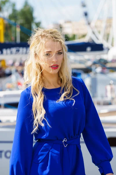 Fashionable Vrouw Met Blauwe Jumpsuit Short Perfect Voor Zomer Fashion — Stockfoto
