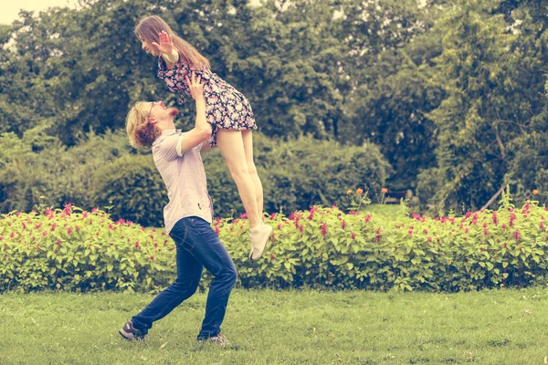 Fröhliches Teenie Paar Vergnügt Sich Bei Schönem Sommerwetter Grünen Park — Stockfoto