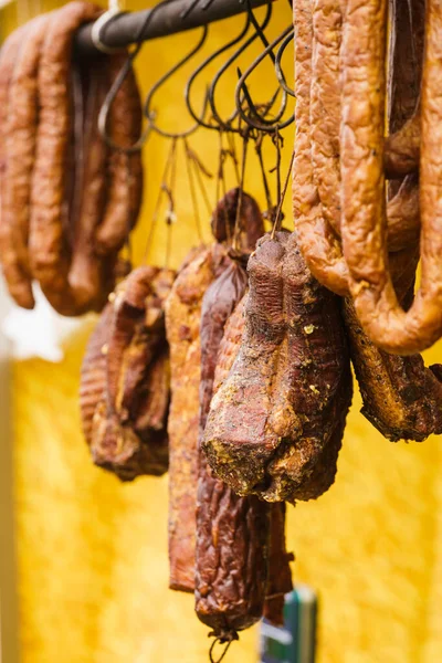 Tradycyjne Jedzenie Wędzone Mięso Szynki Wiszące Wędzarni Domowej Sznurkach — Zdjęcie stockowe