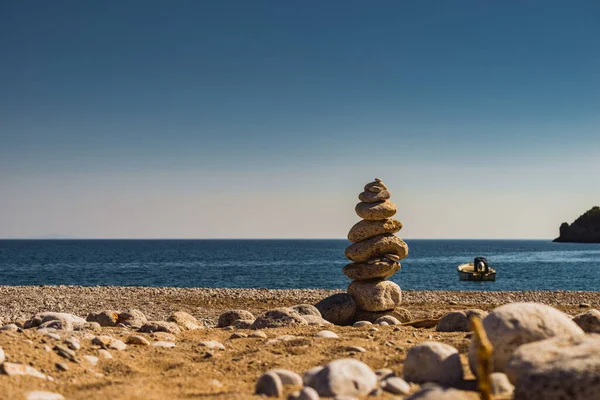 Deniz Burnu Sahildeki Taş Yığını Yunanistan Körfez Deniz Manzarasında Demirli — Stok fotoğraf