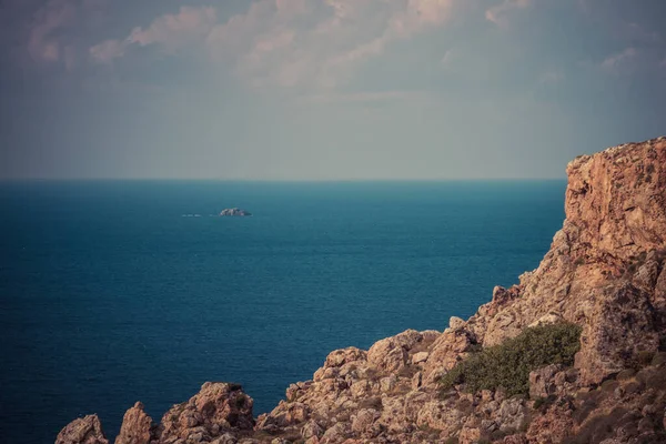 Güzel Yunan Sahil Şeridindeki Kayalıklardan Manzarayı Izleyin Deniz Suyu Mavi — Stok fotoğraf