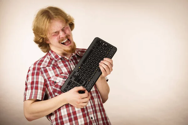 Nerd Geek Jovem Adulto Homem Jogando Videogames Segurando Teclado Computador — Fotografia de Stock