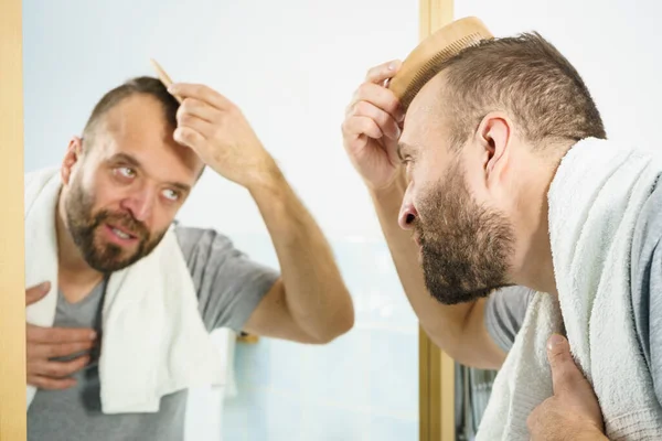 Взрослый Мужчина Стоящий Перед Зеркалом Ванной Расчесывает Короткие Волосы Расчёской — стоковое фото