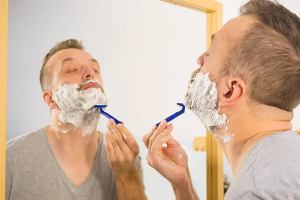 Uomo Con Sacco Schiuma Barba Sul Viso Piedi Bagno Guardando — Foto Stock