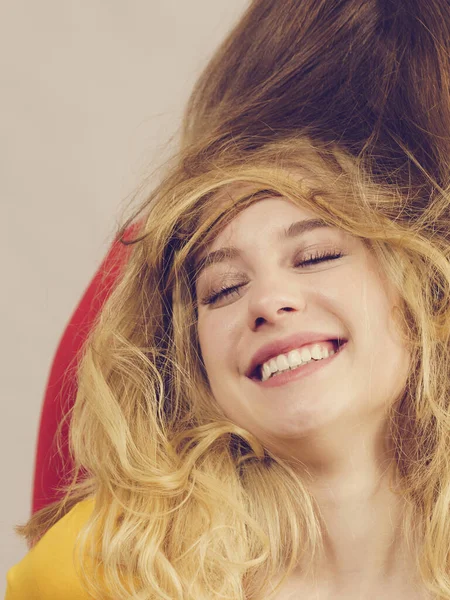 女性の友人と遊ぶ長いオムレツ色の髪 異なるヘアドカラー ヘアケアとヘアスタイル — ストック写真