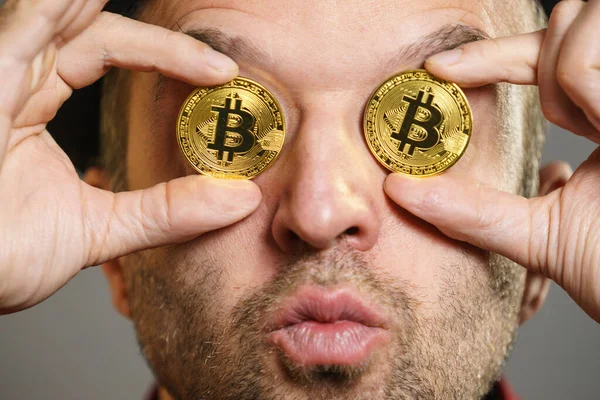 Hombre Adulto Teniendo Bitcoin Moneda Como Pinta Nez Ojo Crypto — Foto de Stock