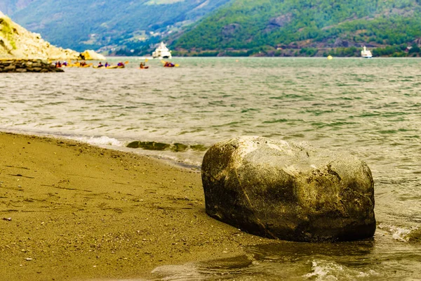 Wakacje Koncepcja Aktywnego Stylu Życia Ludzie Pływający Kajakiem Fiordzie Aurlandsfjord — Zdjęcie stockowe