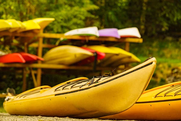 Kayaks Orilla Del Agua Centro Alquiler Viajes Vacaciones Estilo Vida — Foto de Stock