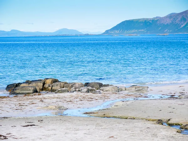 金索亚岛的海岸 夏天的金索亚沙滩 挪威Lofoten群岛Nordland县 旅游景点 — 图库照片