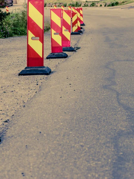 Żółte Czerwone Znaki Ostrzegawcze — Zdjęcie stockowe