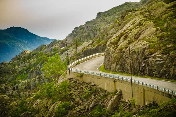 Estrada Sinuosa Montanhas Rochosas Noruega Paisagem Verão Rota Panorâmica Turística — Fotografia de Stock