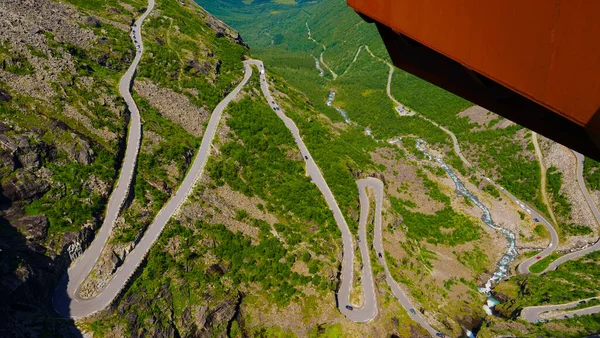 Trolls Path Trollstigen Sinuoso Estrada Montanha Cênica Com Muitos Carros — Fotografia de Stock