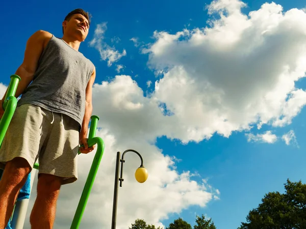 Junger Gutaussehender Mann Trainiert Outdoor Fitnessstudio Sportlicher Typ Der Der — Stockfoto